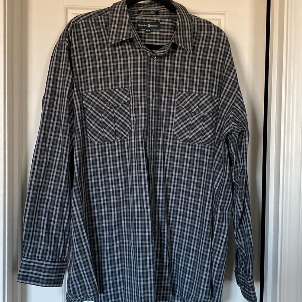 Men’s long sleeve button-up collared shirt